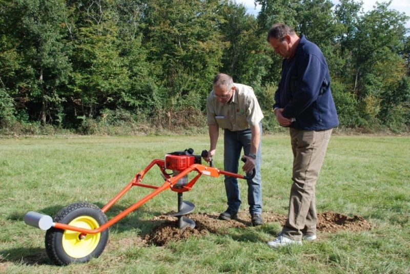Jardin  réaliser un forage avec une tarière thermique  Treffort Revermont